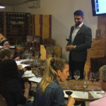 Kevin Kremmer sommelier da Empório Floripa dando aula sobre iniciação ao vinho