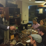 Kevin Kremmer sommelier dando aulas no curso de iniciação ao vinho