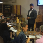 Sommelier Kevin Kremmer e sua turma de iniciação ao vinho na Empório Floripa