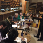 Turma do curso de iniciação ao vinho da Empório Floripa com o professor e sommelier Kevin Kremmer