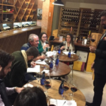 Turma na aula de iniciação ao vinho Empório Floripa